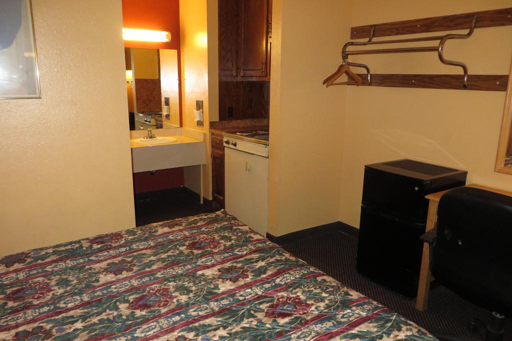Economy Inn & Suites Joplin Exteriör bild